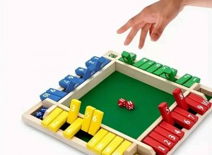 لعبة نرد على لوح خشبي